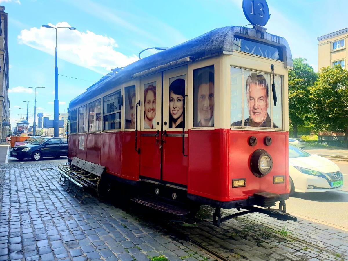 By Kino Femina Nakvynės namai